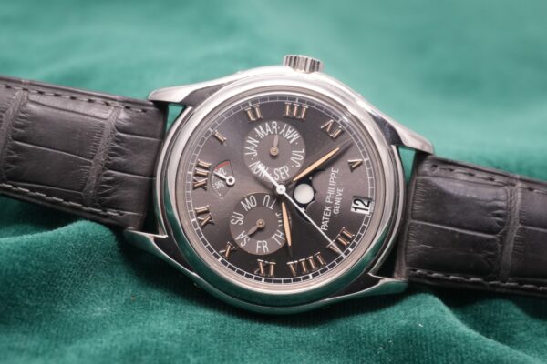 パテック・フィリップ ANNUAL CALENDAR PLATINUM REF.5056（55／2001年)の詳細写真1枚目