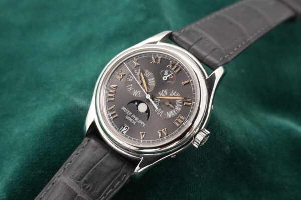 パテック・フィリップ ANNUAL CALENDAR PLATINUM REF.5056（55／2001年)の詳細写真4枚目