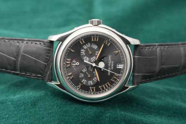 パテック・フィリップ ANNUAL CALENDAR PLATINUM REF.5056（60／2001年)の詳細写真2枚目